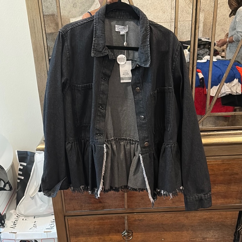 Black Jean Jacket with Classic Design and Distressed Hem